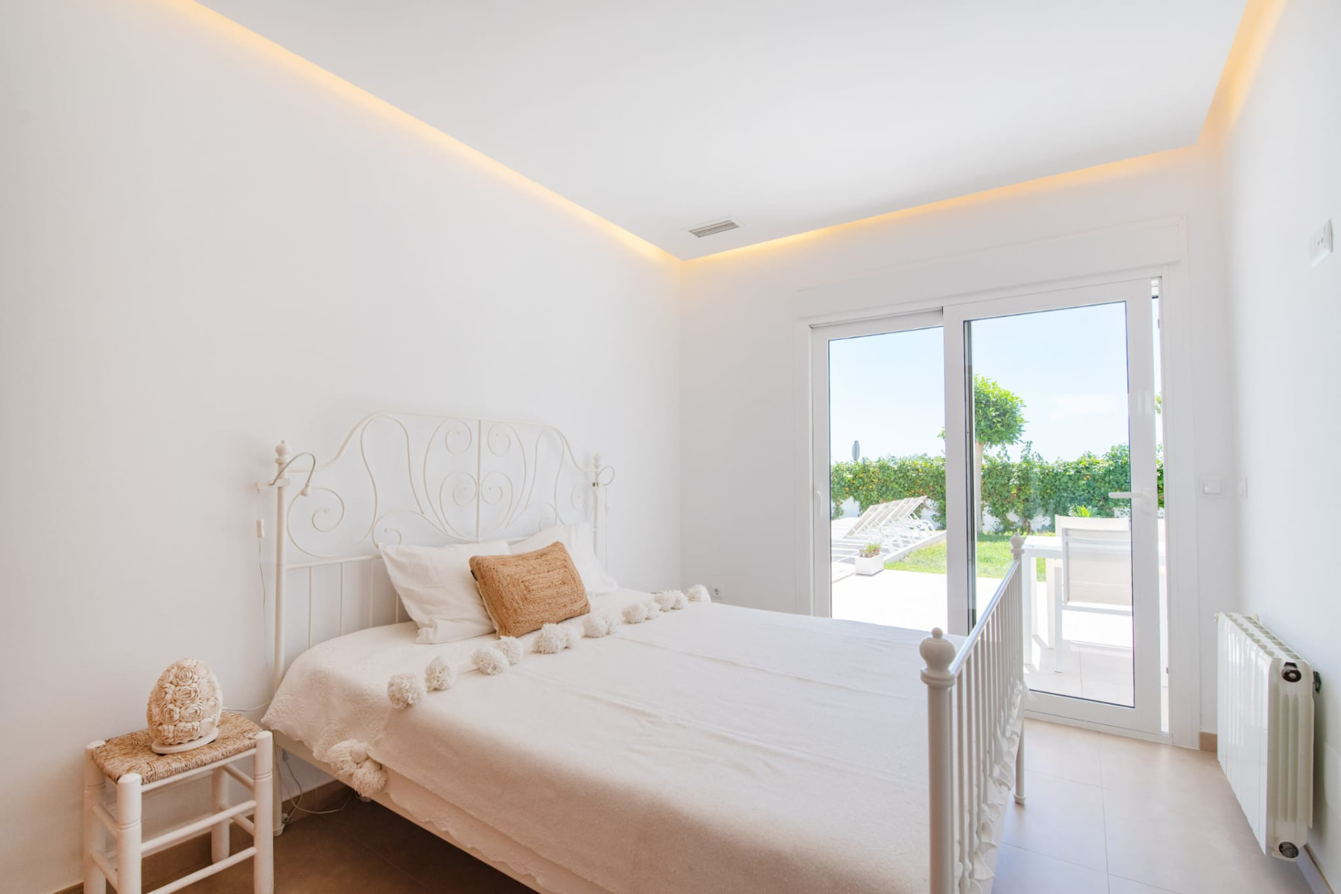 Helles Schlafzimmer mit Zugang zur Terrasse