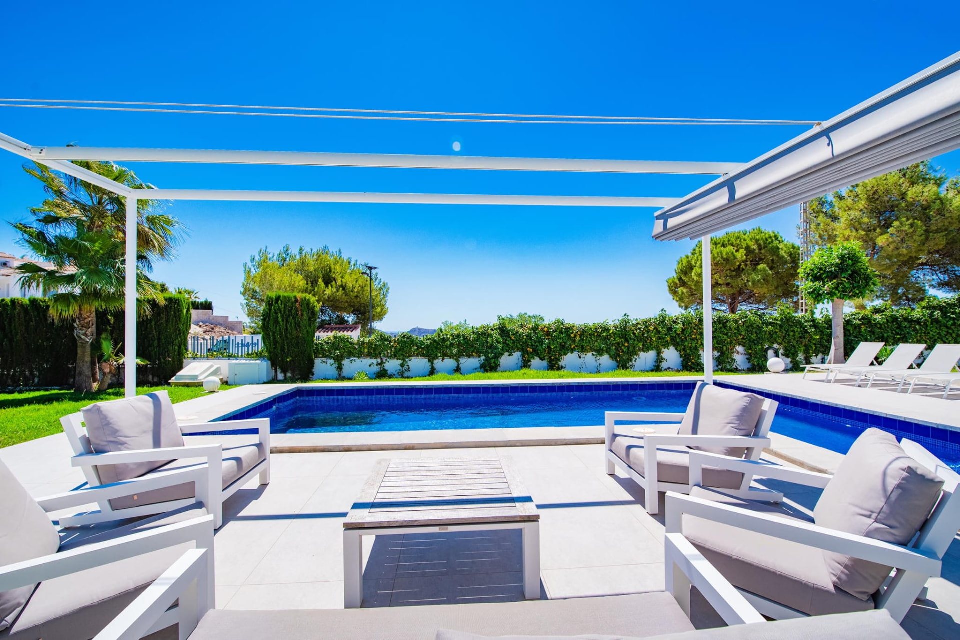 Lounge am Pool unter der Pergola