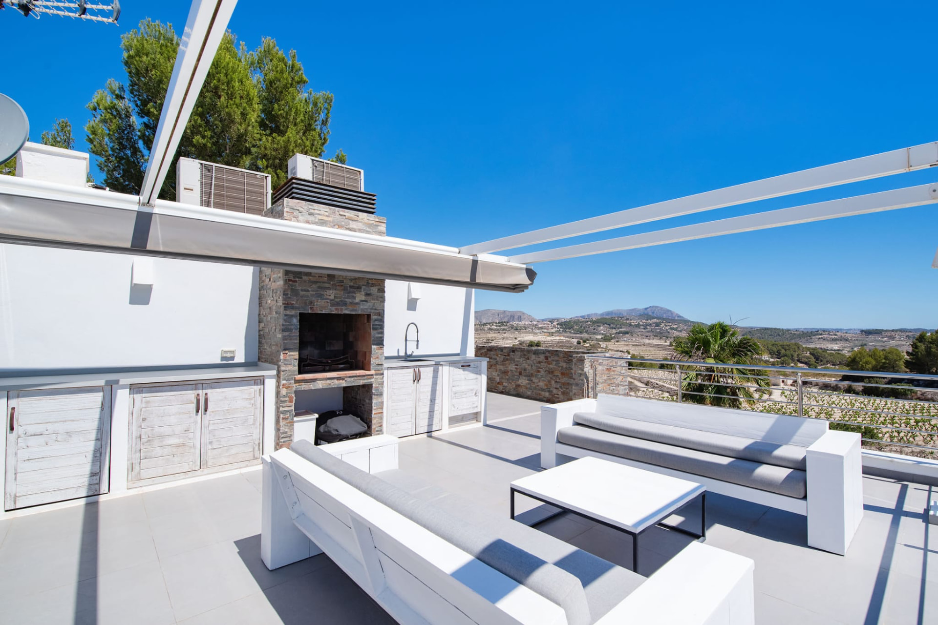 Dachterrasse mit Außenküche und Grill